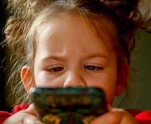 Врач предупредила о развитии слабоумия у детей из-за соцсетей